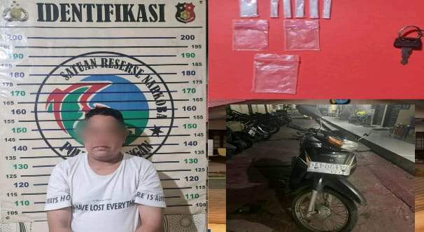 Pria berinisial SY (49) warga Kelurahan Batu Piring, Kecamatan Paringin Selatan, Balangan, beserta barang bukti 6 paket sabu. Foto: Kasi Humas Polres Balangan