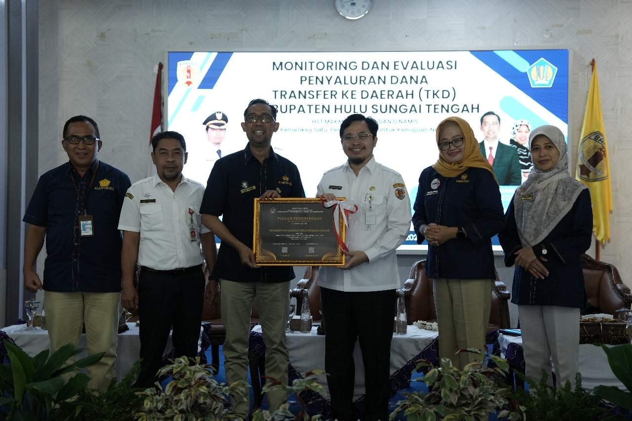 Bupati HST H Aulia Oktafiandi saat menerima penghargaan dari Kepala Kanwil DJPB Provinsi Kalsel, Syafriadi. Foto: Humas Bupati HST