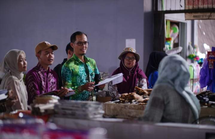 Dinas Perindustrian dan Perdagangan Kabupaten Balangan melakukan sidak di Pasar Modern Adaro, guna memastikan stok bapokting aman menjelang Iduladha 1445 Hijriah. Foto: MC Balangan