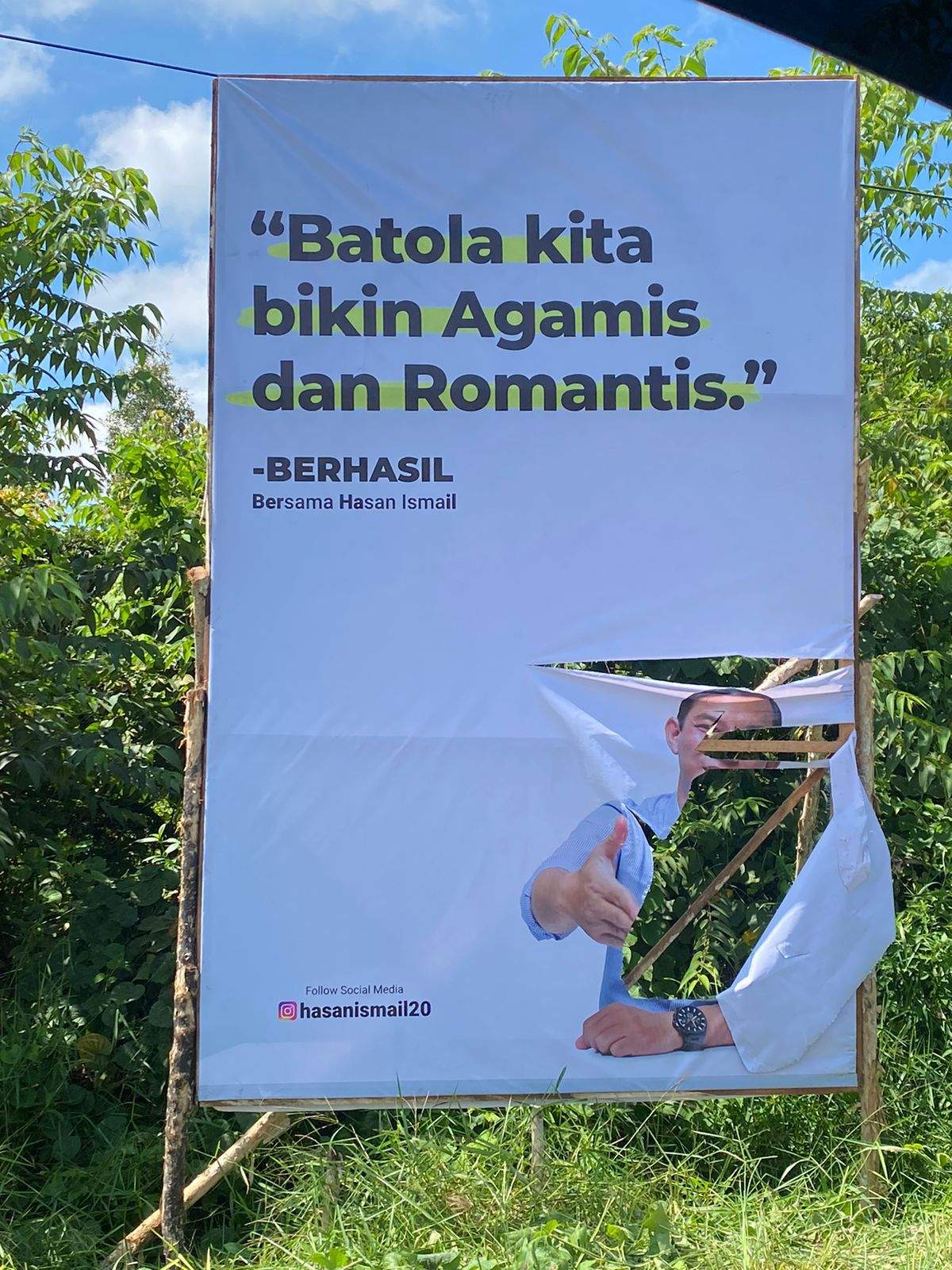 Baliho Wakil Ketua NasDem Provinsi Kalimantan Selatan (Kalsel), Hasan Ismail diduga dirusak orang tidak dikenal (OTK).