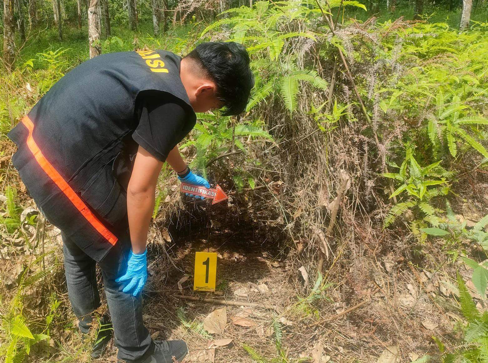 Unit Identifikasi Satreskrim Polres Tabalong melakukan olah tempat kejadian perkara. Foto: Humas Polres Tabalong