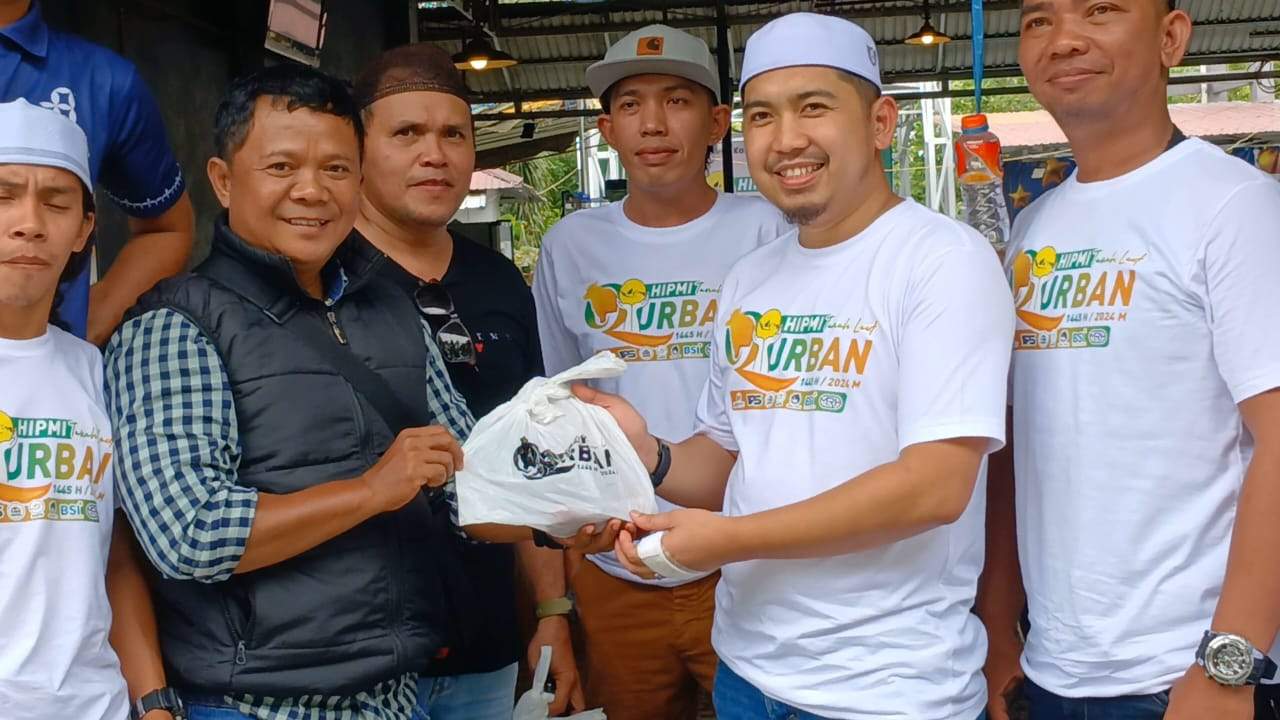 Kegiatan BPC Hipmi Kabupaten Tanah Laut berbagi menyalurkan daging kurban kepada wartawan dan masyarakat setempat. Foto: BPC Hipmi Tala.