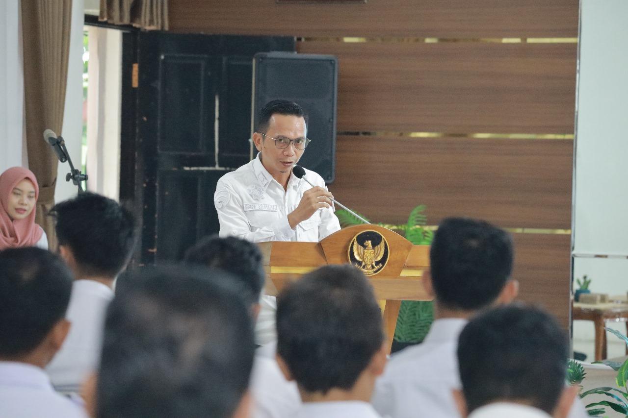 Kepala Diskominfo Hery Sasmita, S.STP., M. AP saat membuka Rapat Koordinasi Sistem Pengelolaan Pengaduan Pelayanan Publik Nasional – Layanan Aspirasi dan Pengaduan Online Rakyat (SP4N - Lapor) di Aula Selidah, pada Rabu (19/06/2024).