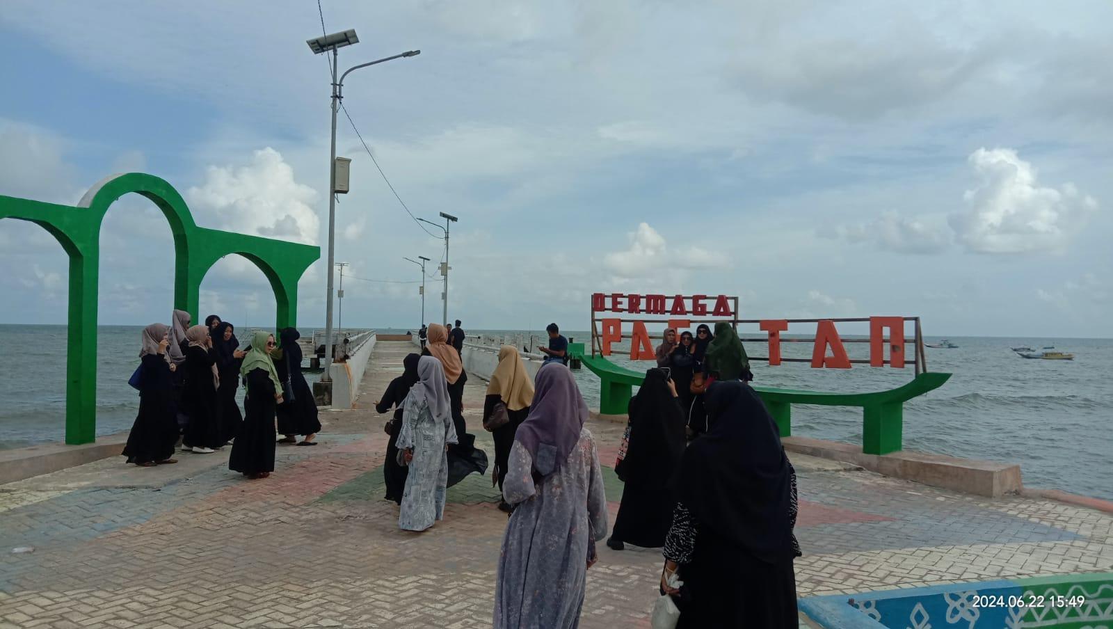 Para Pengujung Pantai Saat Memasuki Dermaga Pagatan. Sumber Foto : Arif LK