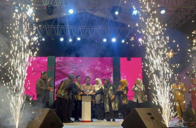 Ketua DPRD Balangan Ahsani Fauzan andil dalam memeriahkan pembukaan Expo Balangan 2024 bertempat di Komplek Perkantoran Tugu Maritam, Rabu (24/4/2024). Foto: DPRD Balangan