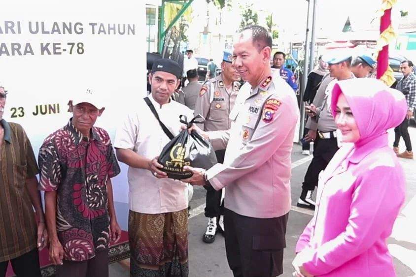 Kapolda Kalsel, Irjen Pol Winarto, SH.,MH serahkan bingkisan kepada warga pada agenda bakti sosial, Minggu (23/6/2024).