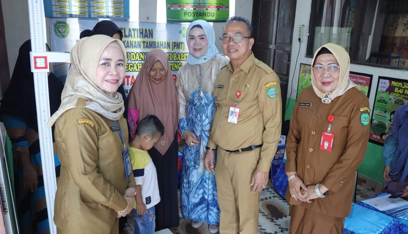 Pj Bupati Tapin, M. Syarifuddin Bersama Ketua TP PKK, Masrupah hadiri acara gebyar Gerakan pecegahan stunting serentak yang diadakan oleh PPKB Kabupaten Tapin di Desa Antasan Hilir, Tapin Utara, Senin (24/6/2024)