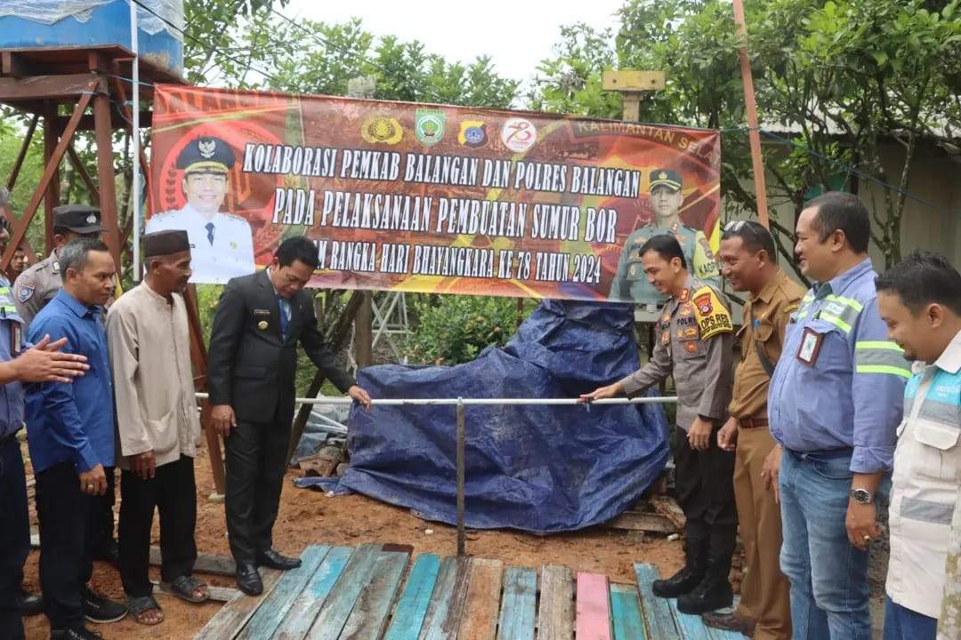 Bupati Balangan, Abdul Hadi bersama AKBP Riza Muttaqin, terlihat kompak saat dua pemimpin ini berkolaborasi, membuat sumur bor untuk masyarakat di Hari Bhayangkara ke-78 tahun 2024. Foto: Windi/lenterakalimantan.com