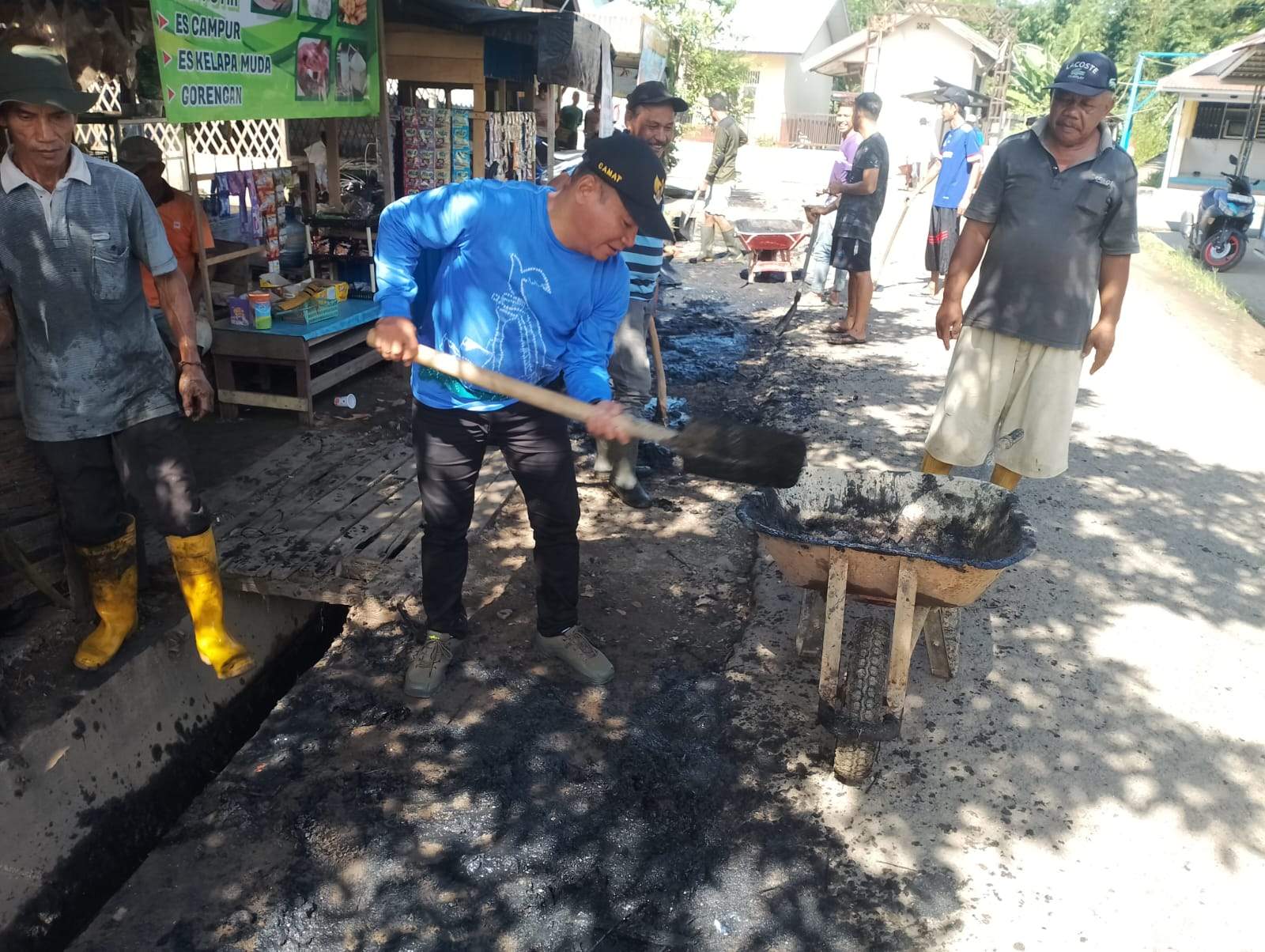 Camat Haruyan, Achmad Azhari saat melakukan ikut gotong-royong membersihkan drainase di Haruyan. Foto Kecamatan Haruyan