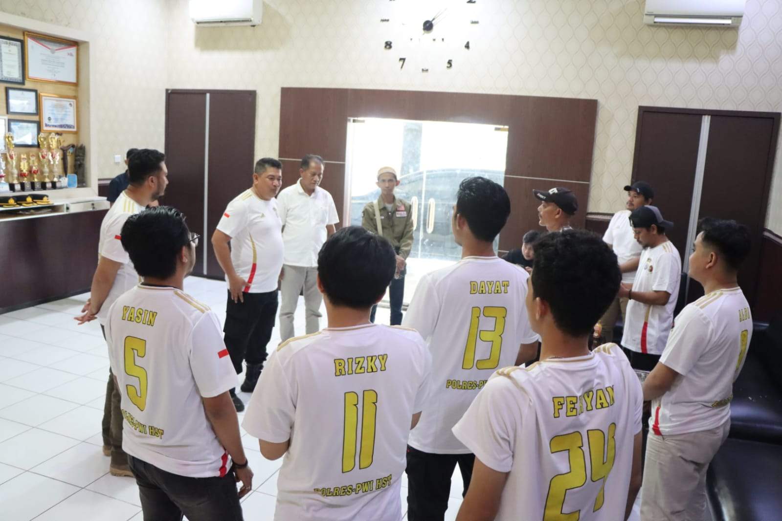 Kapolres HST, AKBP Jimmy Kurniawan saat melepas tim futsal HST yang akan bertanding di Turnamen Bhayangkara Cup 2024. Foto: Humas Polres HST