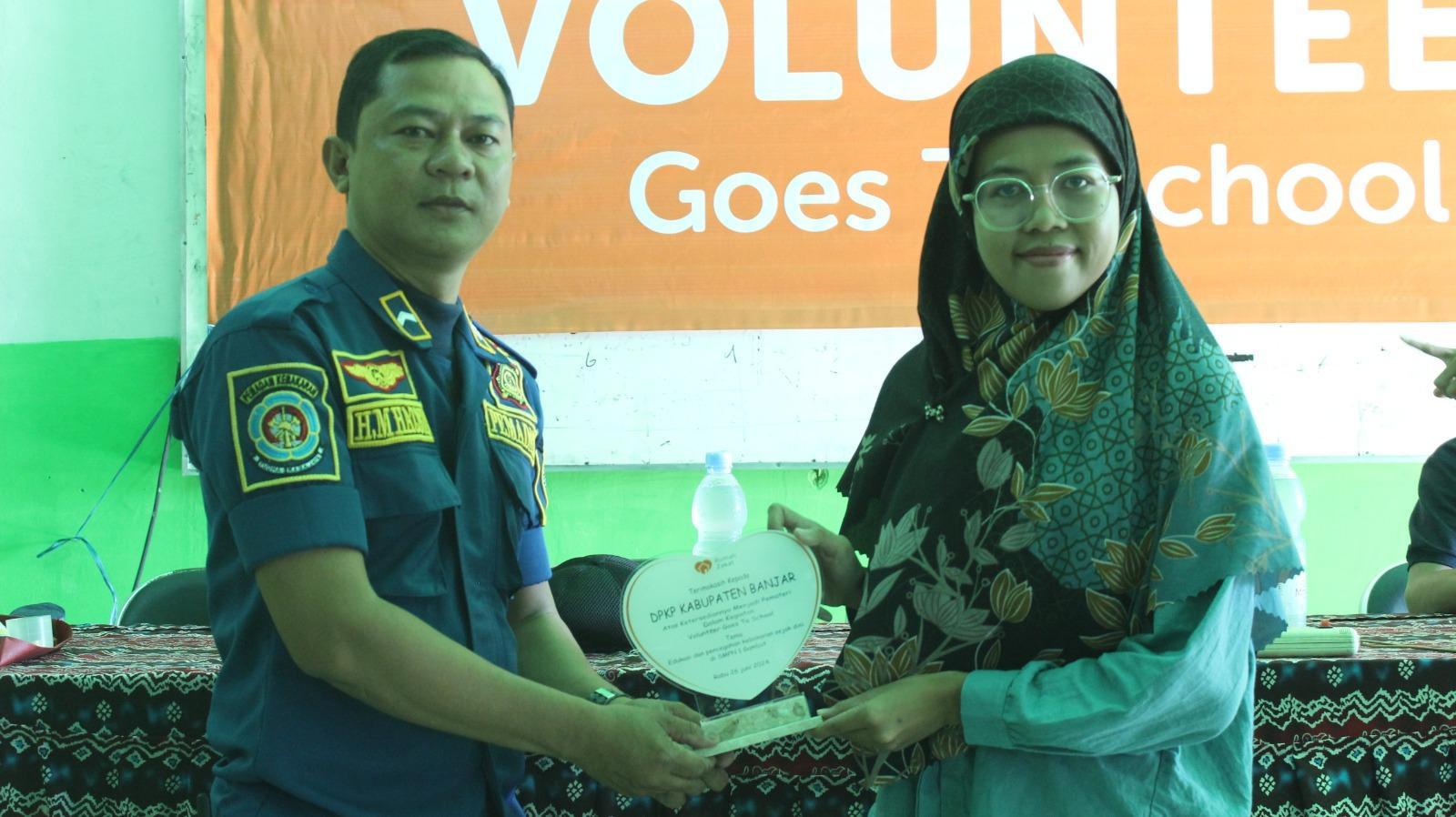DPKP Kabupaten Banjar sektor Gambut, H. Muhammad Hazmi, SAP terima penghargaan sebagai pemateri yang diserahkan langsung oleh Staf Rumah Zakat kalsel pada kegiatan Volunteer Goes To School, Rabu (26/6/2024). Foto: Arsyad/lenterakalimantan.com