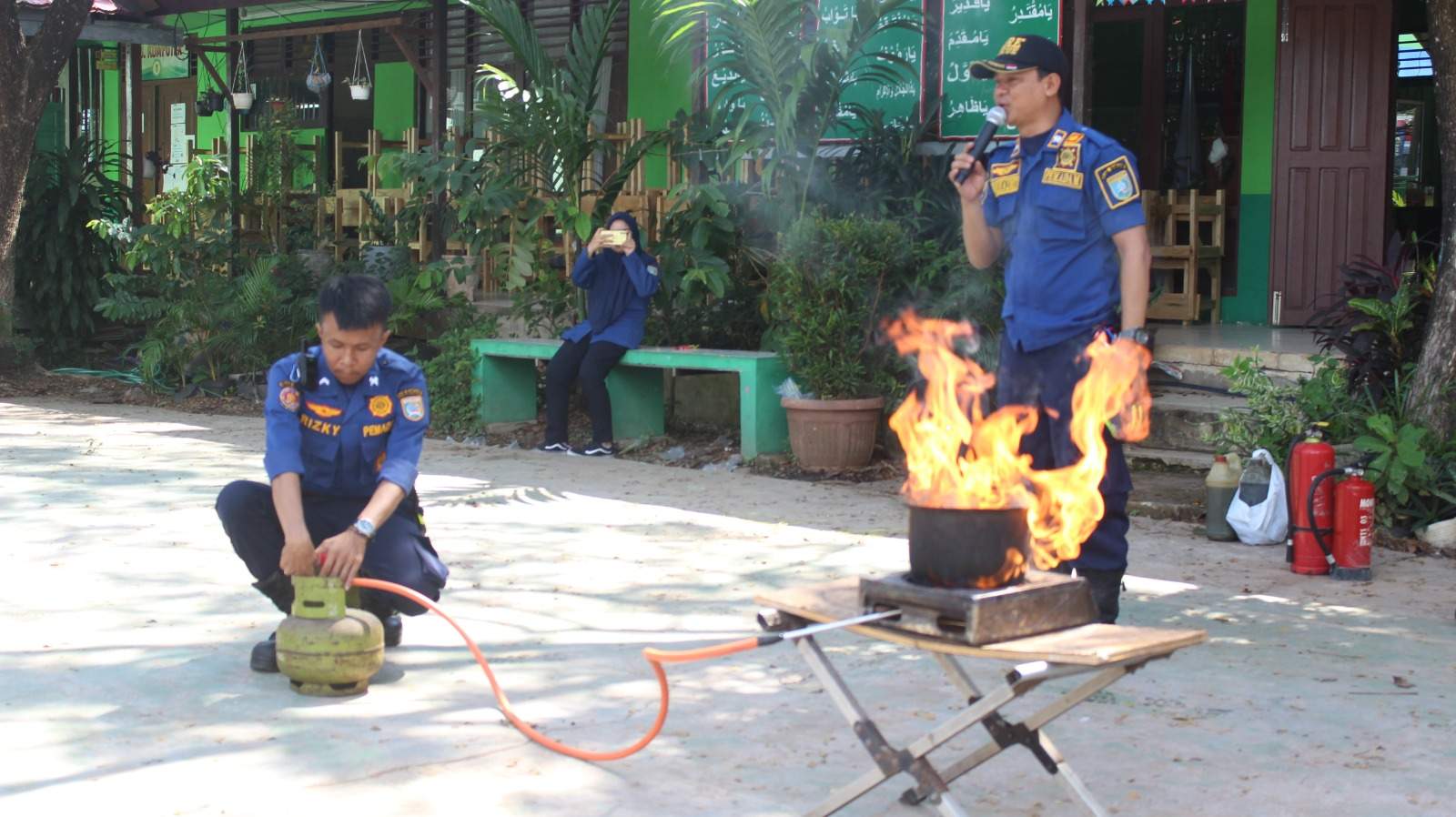 Petugas DPKP Kabupaten Banjar sektor Gambut, H. Muhammad Hazmi, SAP bersama rekan saat memaparkan materi penanggulangan kebakaran dalam kegiatan Volunteer Goes To School yang digelar di SMP Negeri 1 Gambut, Rabu (26/4/2024). Foto: Arsyad/lenterakalimantan.com