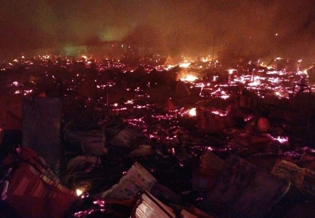 Api berkobar dahsyat membakar puluhan rumah di Kelurahan Tungkaran Pangeran. Foto: Pusdalops BPBD Tanbu