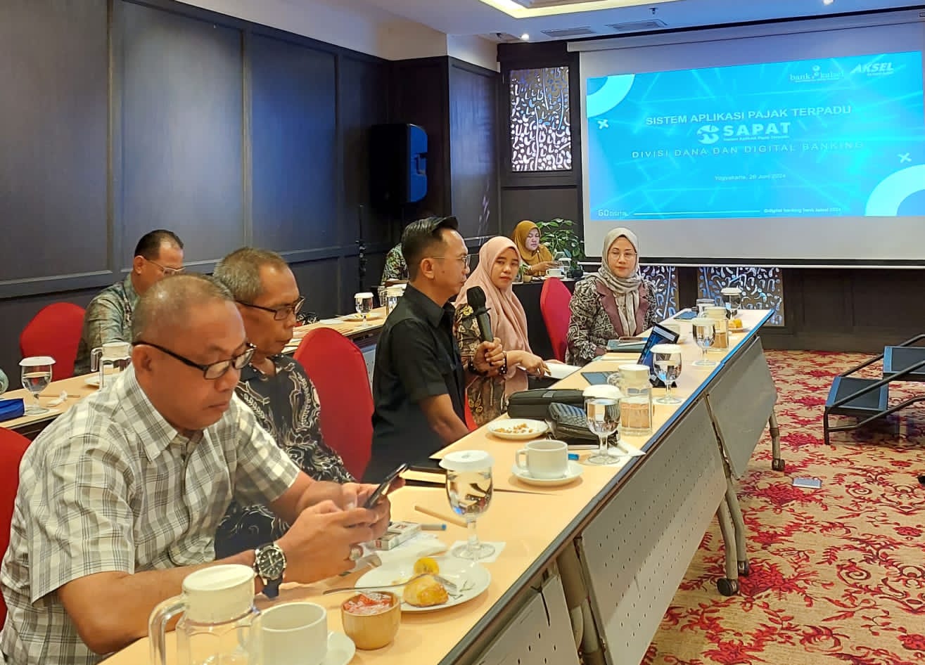 Rapat koordinasi antar pemerintah daerah dan Bank Kalsel dalam forum High Level Meeting (HLM) Tim Percepatan dan Perluasan Digitalisasi Daerah (TP2DD)