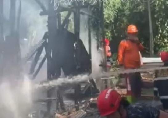 Kebakaran terjadi di Barito Timur, api meluluhlantakkan 1 bangunan barak di Gang Mamiring, Kelurahan Tamiang Layang, Kecamatan Dusun Timur, Jumat (28/6/2024) siang. Foto: Relawan