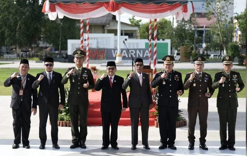 Wakil Bupati HST H Mansyah Sabri (tengah) bersama Forkopimda usai melaksanakan peringatan Hari Lahir Pancasila. Foto: Humas Bupati HST