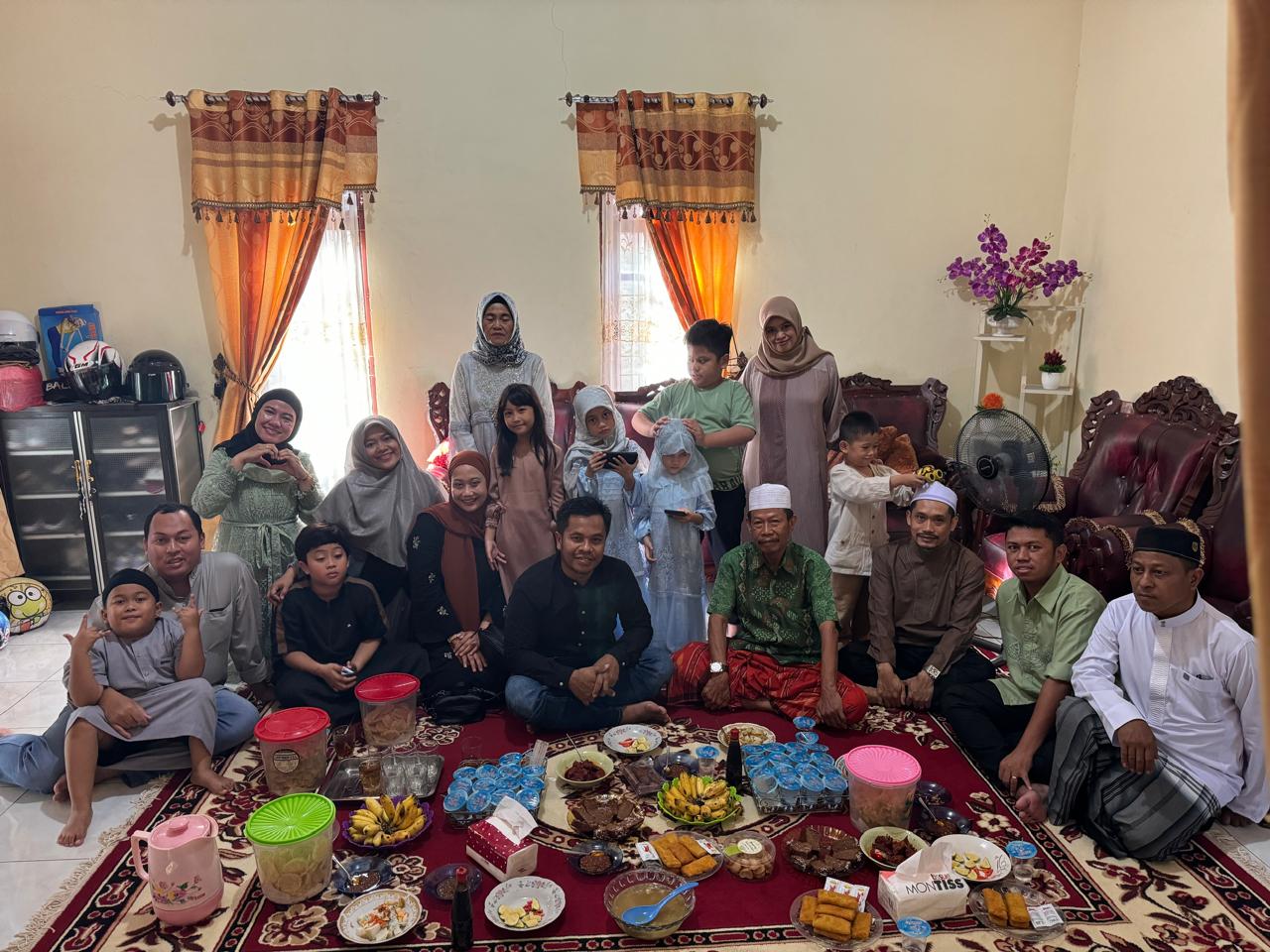 Keluarga besar H Muhammad Hanafiah dan H Kurman saat melaksanakan silaturahmi dan menyelembelih dua ekor sapi kurban di Lok Buntar HST. Foto: Riza for LK