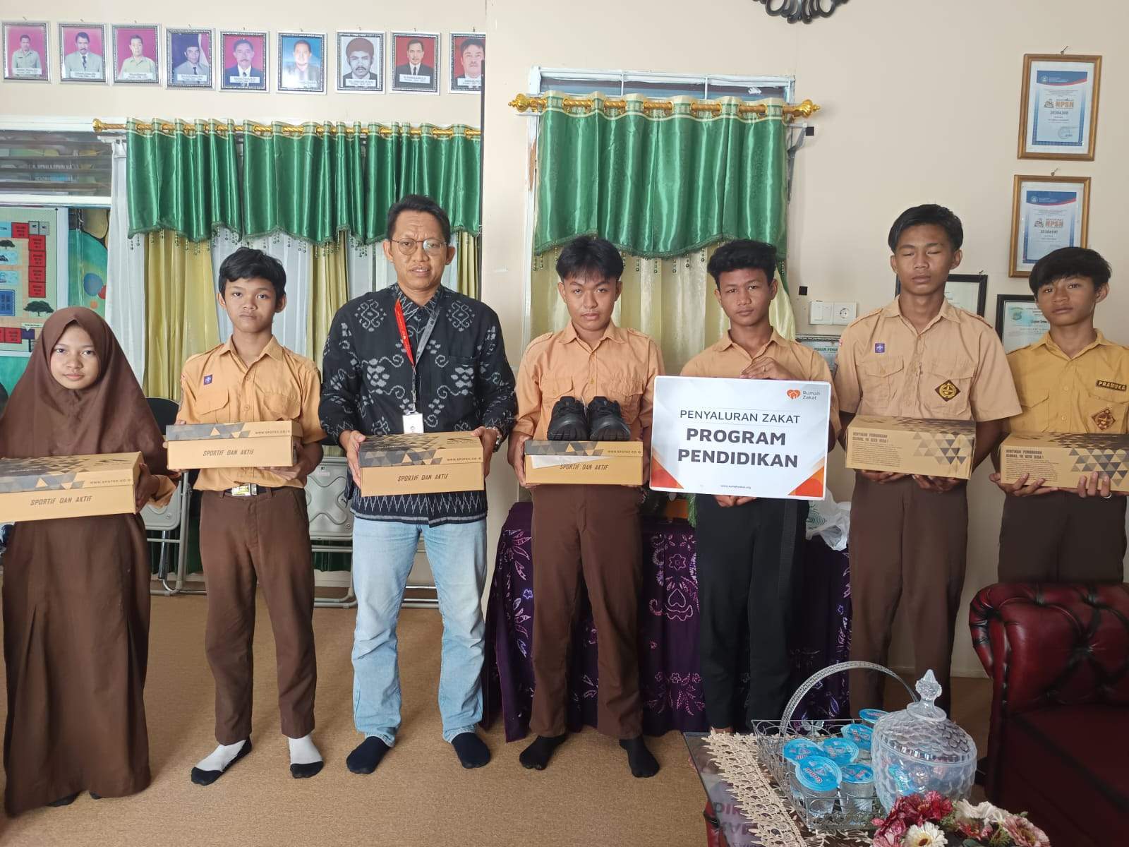 Rumah Zakat Kalsel serahkan bantuan Program Pendidikan ke SMP Negeri 14 Banjarmasin. Foto: Rumah Zakat Kalsel