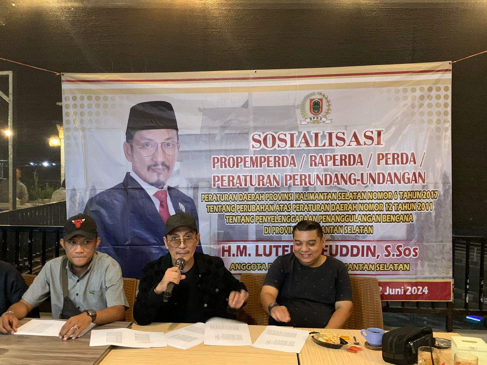 Ketua Komisi IV DPRD Kalimantan Selatan (Kalsel) HM Lutfi Saifuddin menggelar sosialisasi Propemperda, Raperda, Perda dan Peraturan Perundang-undangan (sosper), Jumat (21/6/2024) malam. Foto: Ikhsan/lenterakalimantan.com