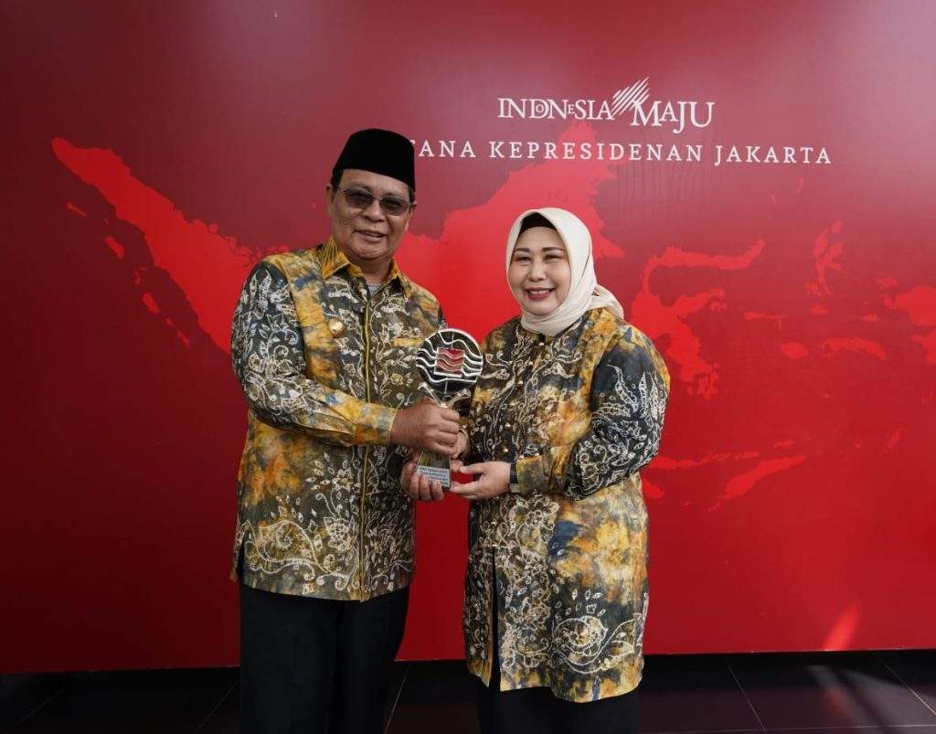 Gubernur Kalimantan Selatan, H Sahbirin Noor beserta istri Hj Raudhatul Jannah merasa bahagia saat daerah ini meraih penghargaan TPID Award 2023 dari Presiden Joko Widodo yang berlangsung di Istana Merdeka, Jakarta, Jumat (14/6/2023). Foto: @setdaprovkalselbergerak