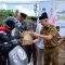 Sekretaris Daerah Kabupaten Kapuas Septedy saat membagikan paket takjil kepada masyarakat Basarang yang melintas di depan Balai Banjar Kertawana Pura Dalem Basarang Kabupaten Kapuas, Selasa (2/4/2024).