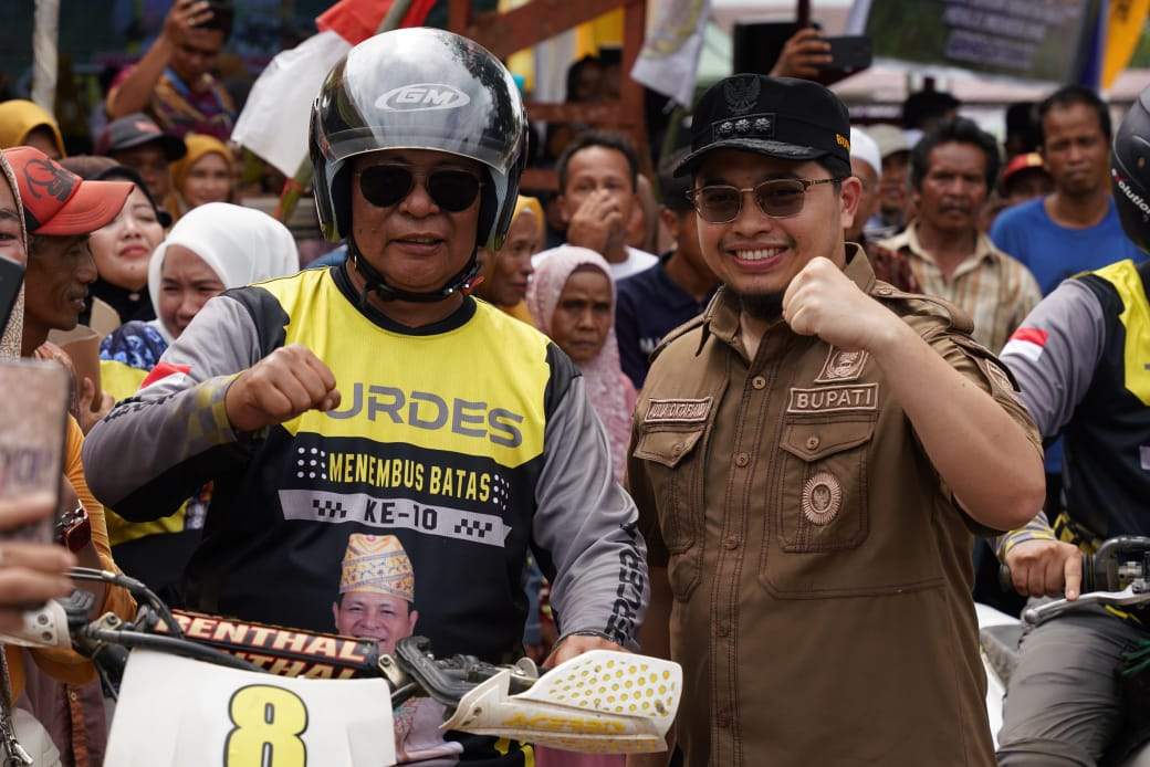 Bupati HST H Aulia Oktafiandi saat menyambut rombongan Turdes ke-10 Gubernur Kalsel Paman Birin dan Acil. Foto: Humas Bupati HST