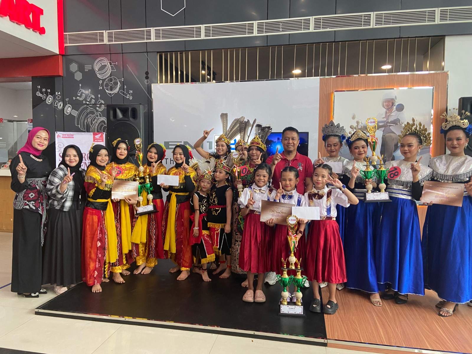 Trio Motor Perintis Gelar Lomba Tari Daerah. Foto: Trio Motor Honda