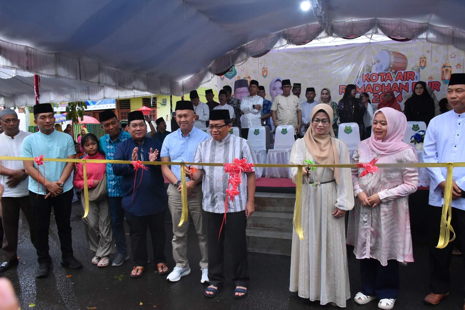 Pj Bupati Kapuas, Erlin Hardi didampingi Pj Ketua TP PKK Kapuas, Agustina secara resmi membuka Pasar Murah Ramadan di Jalan Letjend Suprapto, Kelurahan Selat Hilir, Kecamatan Selat yang ditandai dengan pemotongan pita, Selasa (12/3/2024).