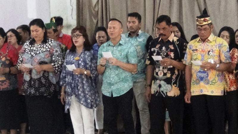 Sekretaris Daerah Kapuas Septedy didampingi instansi yang bertugas dari Sekretariat Daerah Kabupaten Kapuas, Dinas Pariwisata, Kebudayaan, Pemuda dan Olah Raga, serta Dinas Ketahanan Pangan dan Perikanan saat meyampaikan kesaksian berupa puji-pujian, Jumat (15/03/2024) pagi hari di Aula Kantor Bupati Kapuas
