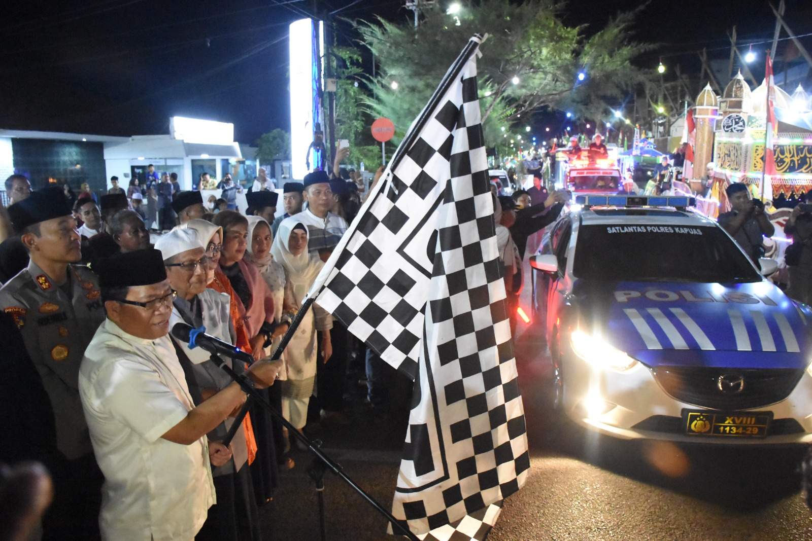 Pj Bupati Kapuas Erlin Hardi saat melepas peserta Pawai Gebyar Gema Takbir Hari Raya Idul Fitri 1445 Hijriah / 2024 Masehi, Selasa (9/4/2024) disamping halaman Rumah Jabatan Bupati Kapuas.