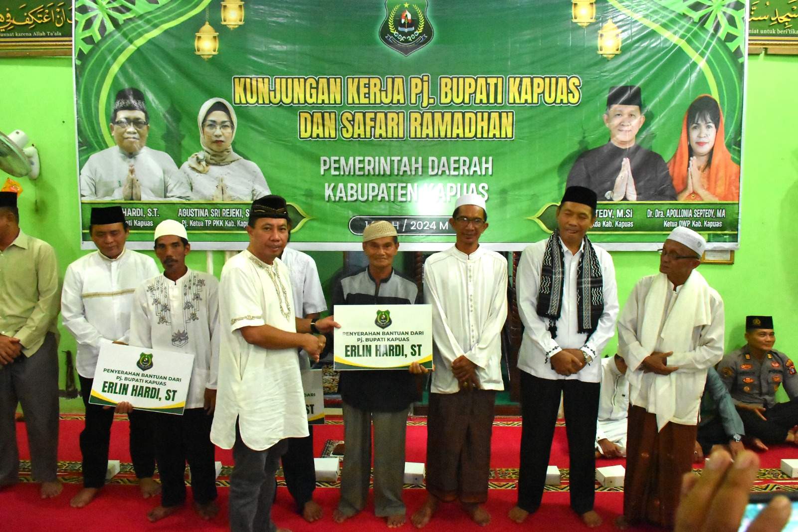 Asisten Administrasi Umum (Asisten III) Setda Kapuas Ahmad M Saribi saat menyerahkan bantuan secara simbolis, pada kegiatan Safari Ramadhan 1445 H Pemerintah Kabupaten Kapuas di Masjid Darul Aman, Kelurahan Mambulau, Kecamatan Kapuas Hilir, Sabtu (16/3/24).