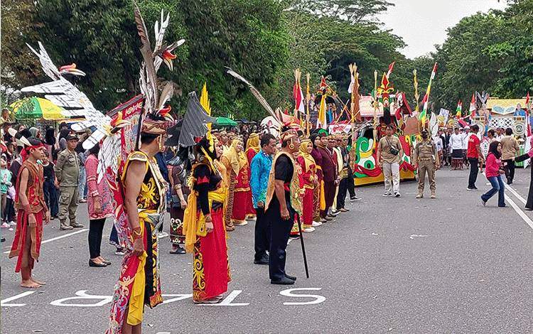 Antusiasme peserta ikuti Pawai Carnaval Budaya di Kapuas, Jumat (26/4/24). Foto: Pemkab Kapuas