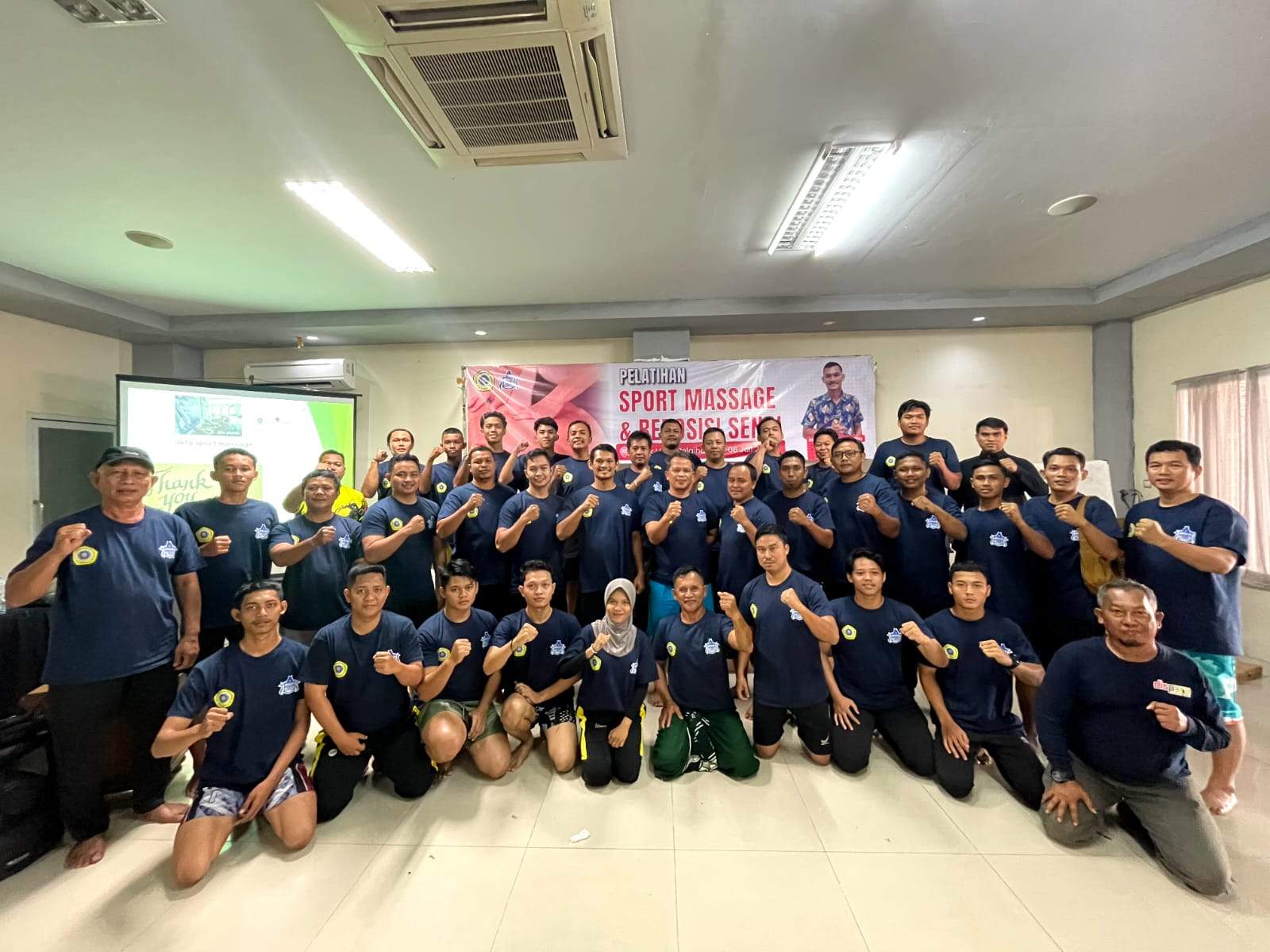 Kegiatan pelatihan sport massage dan reposisi sendi yang digelar oleh Studi Pendidikan Olahraga Uniska Muhammad Arsyad Al-Banjari (MAB) Banjarmasin dan Yayasan Borneo Sport Science. Foto: dok. Asep/lenterakalimantan.com