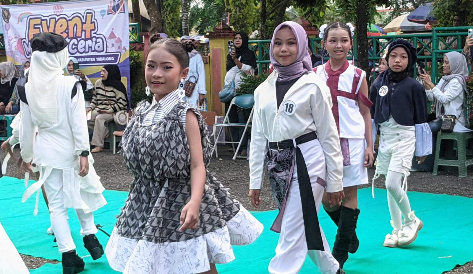 Para peserta unjuk kebolehan di depan juri dan penonton. Foto: JM/lenterakalimantan.com