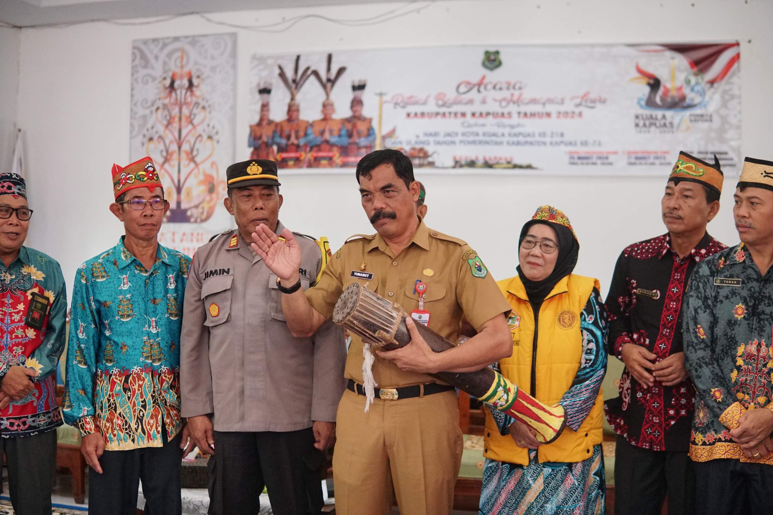 Staf Ahli Bupati Bidang Pemerintahan, Hukum, dan Politik, Yunabut, saat menabuh gendang sebagai tanda dibukanya Acara Ritual Adat Balian, bertempat di Balai Basarah Agama Hindu Kaharingan Kabupaten Kapuas, Senin pagi (25/3/24).