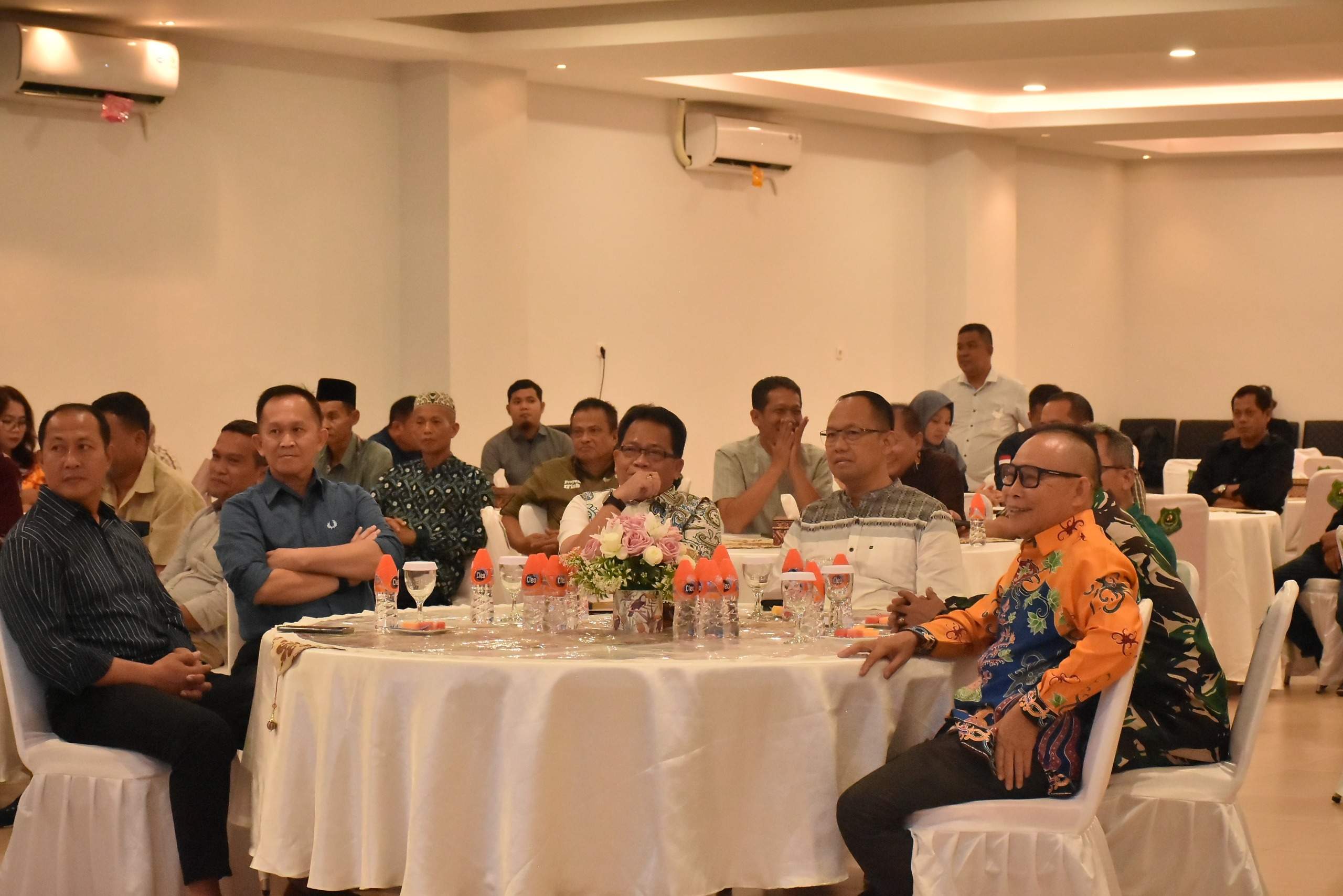 Bupati Kapuas, Erlin Hardi, didampingi Sekretaris Daerah (Sekda) Kabupaten Kapuas, menghadiri Acara Ramah Tamah Bersama Direktur Jendral Pembangunan Desa dan Perdesaan Kementerian Desa, Pembangunan Daerah Tertinggal, dan Transmigrasi Republik Indonesia (Dirjen PDP Kemendes PDTT RI), Sugito, S.Sos., M.H, beserta tim, bertempat di Rumah Jabatan Bupati Kapuas, Minggu (26/5/2024) malam. Foto: Pemkab Kapuas