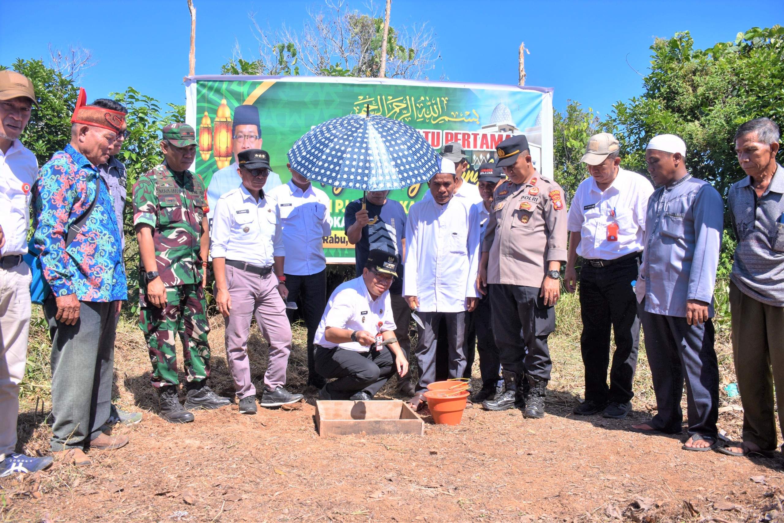 Pj Bupati Erlin Hardi saat melakukan Peletakan Batu Pertama Pembangunan Masjid Agung Palingkau. Foto: Pemkab Kapuas
