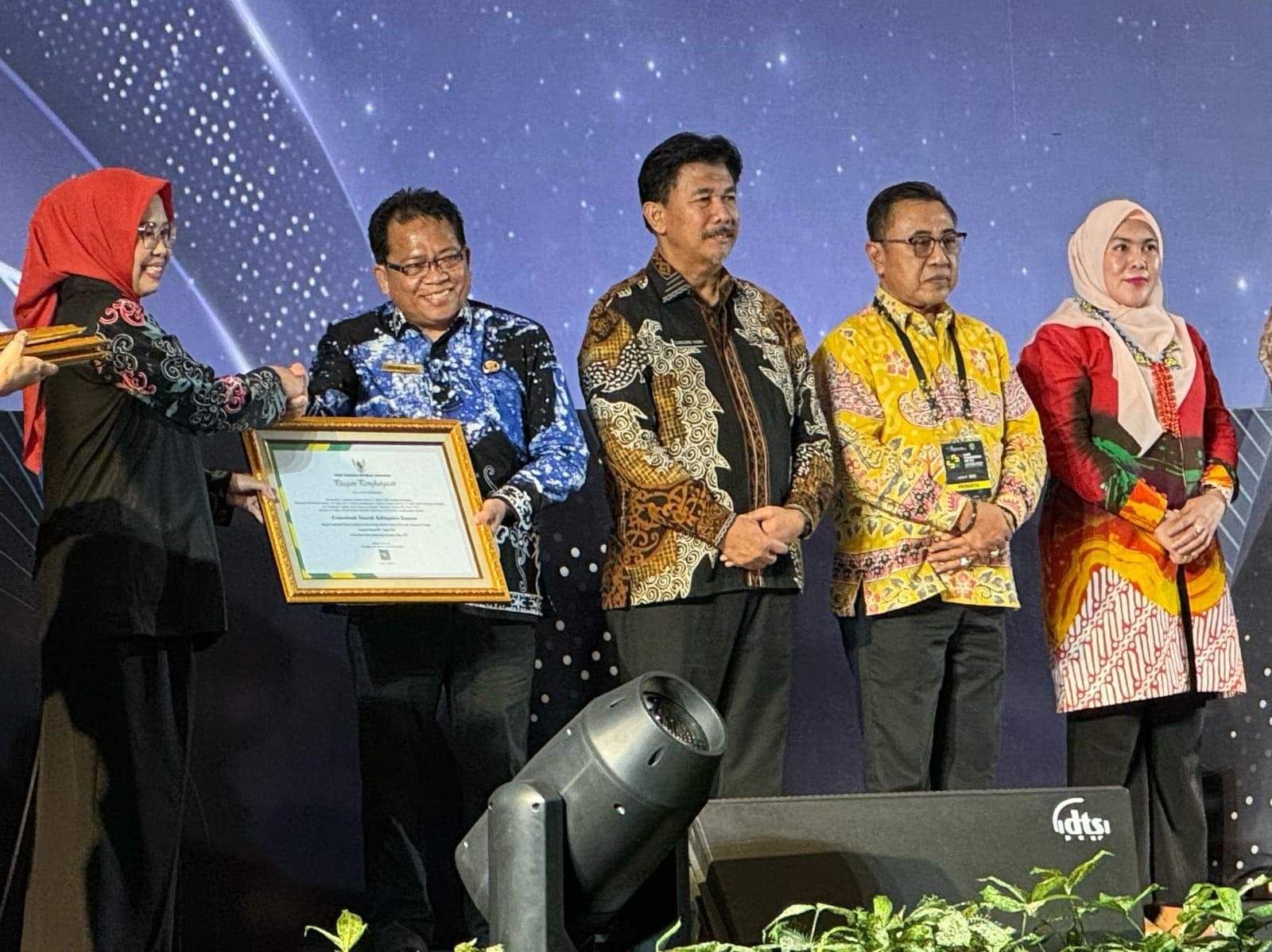 Penjabat Bupati Kapuas Erlin Hardi, ST menerima Piagam Penghargaan dari Arsip Nasional Republik Indonesia (ANRI) sebagai Penyelenggaraan Kearsipan Kinerja Terbaik di Kalimantan Tengah Kategori “BB” (Sangat Baik) yang diserahkan oleh Deputi Bidang Pembinaan Kearsipan ANRI Dra Desi Pratiwi MM, Rabu (29/5) sore di hotel Mercure, Samarinda, Kalimantan Timur. Foto: Pemkab Kapuas