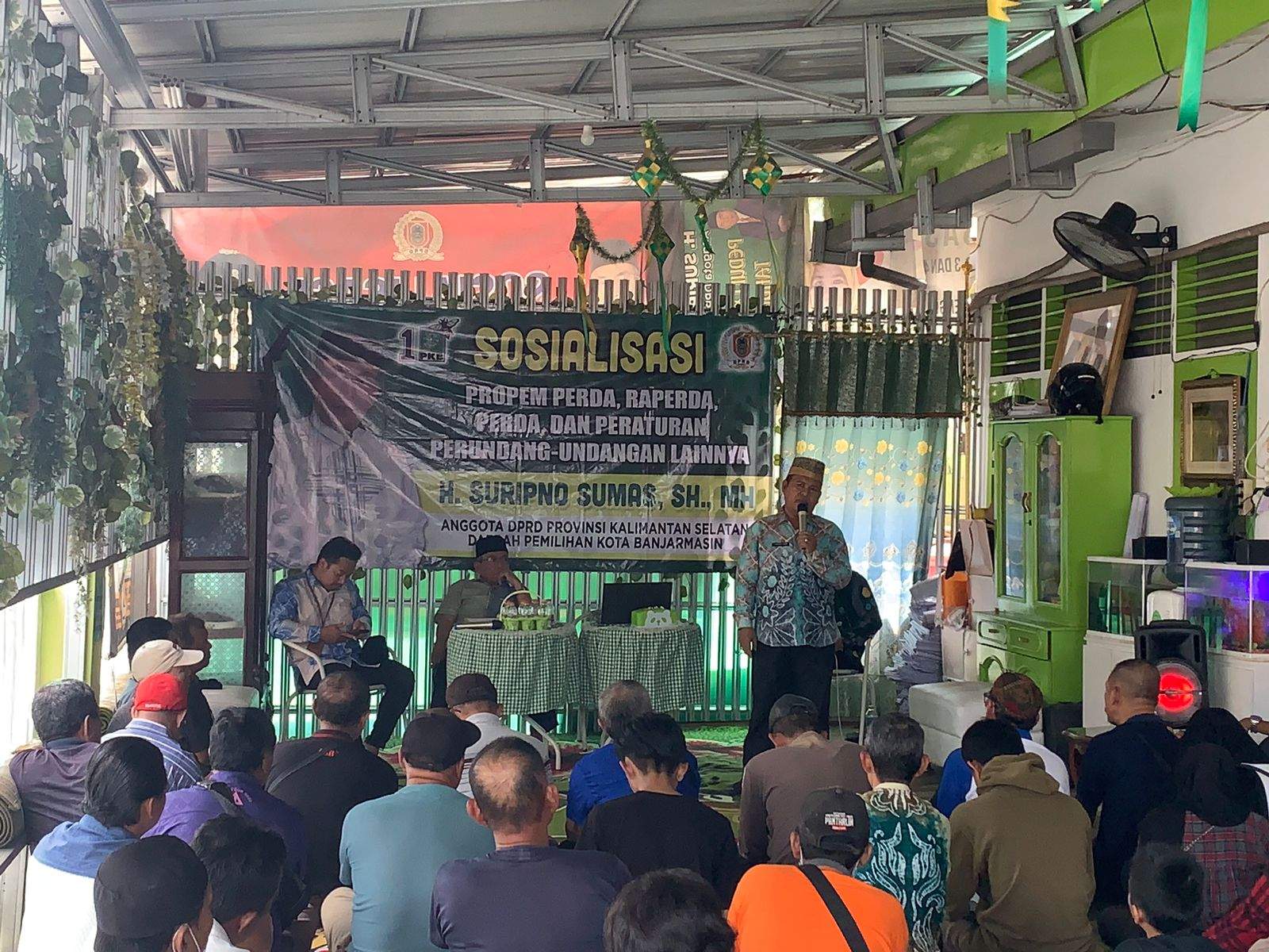 Sekretaris Komisi I DPRD Kalsel H Suripno Sumas menggelar sosialisasi peraturan perundang-undangan terkait pendidikan, Kamis (4/7/2024) siang. Foto: Ikhsan/lenterakalimantan.com