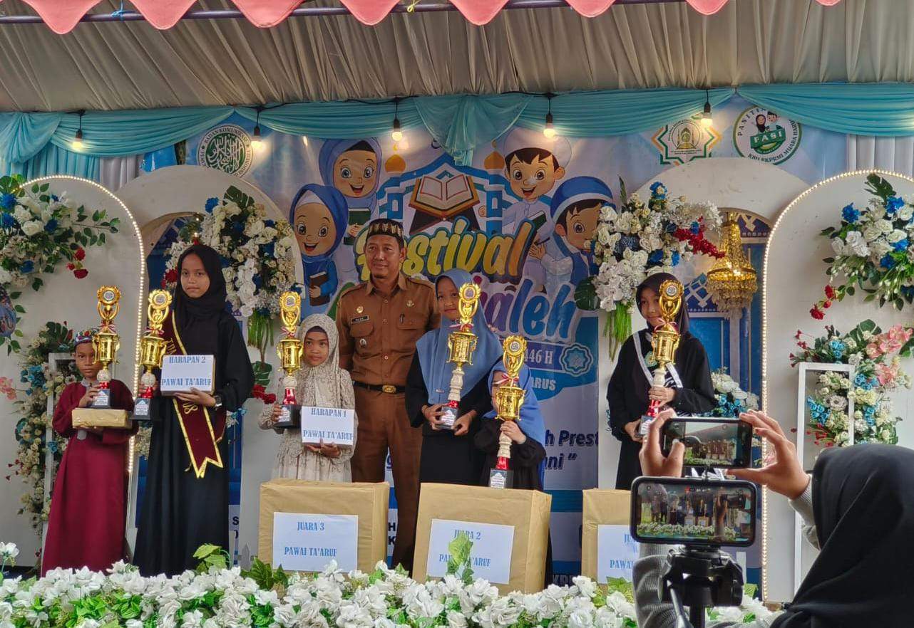 Foto bersama para pemenang lomba Fasi dengan Camat Muara Harus, Rudi Noor Erwan. Foto: Camat Muara Harus.