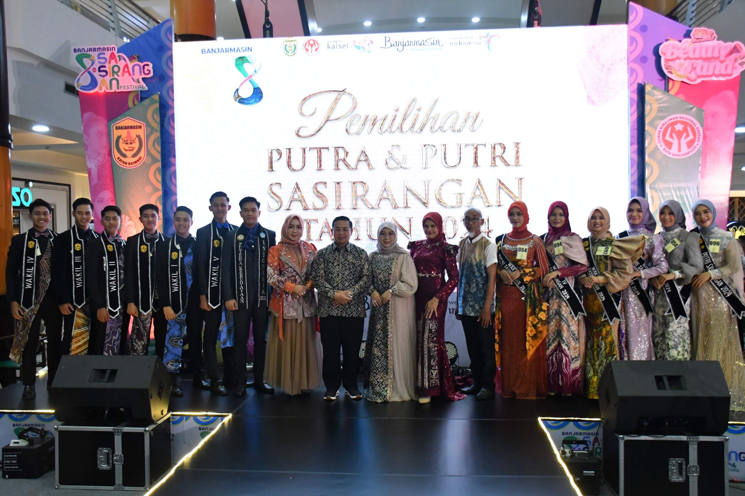 Wali Kota Banjarmasin, H Ibnu Sina didampingi Ketua Dekranasda Kota Banjarmasin, Hj Siti Wasilah menobatkan Pemenang Putra Putri Sasirangan Kota Banjarmasin tahun 2024, yang berlangsung di Atrium Duta Mall Banjarmasin, Sabtu (29/6/2024) malam. Foto: Pemko Banjarmasin