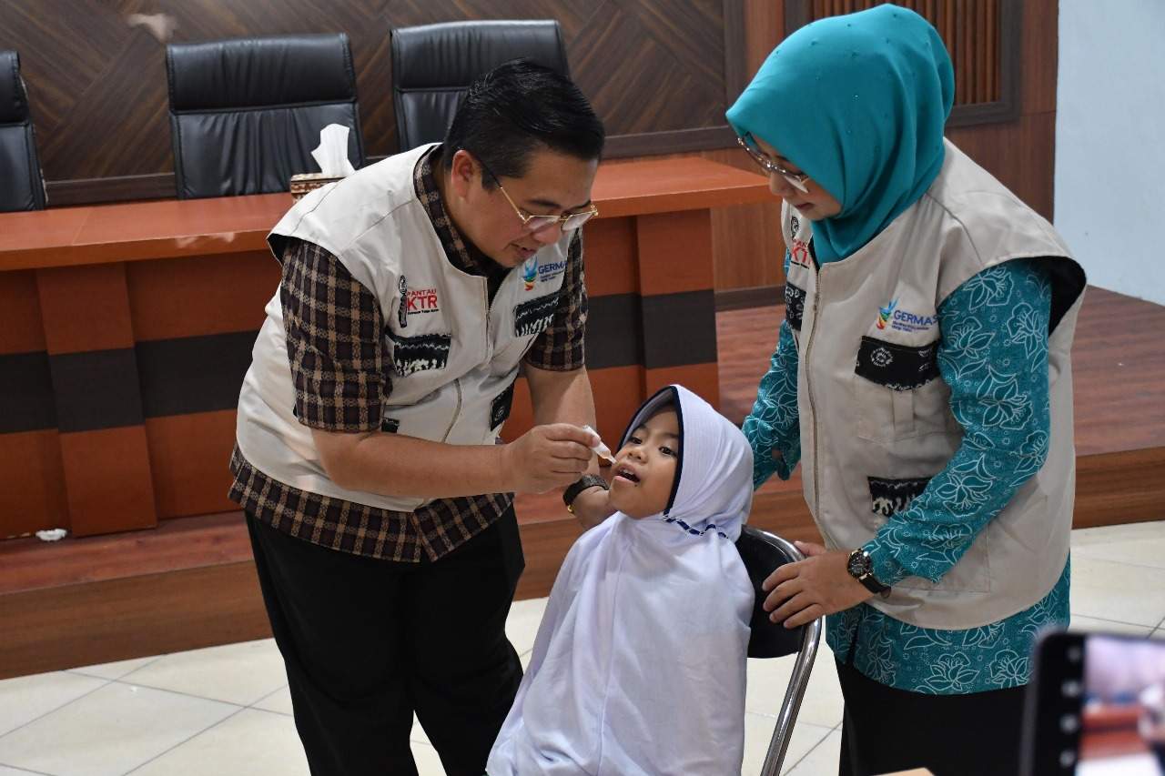 Wali Kota Banjarmasin H Ibnu Sina didampingi Ketua TP PKK kota Banjarmasin, Hj Siti Wasilah secara resmi memberi kesan untuk Pekan Imunisasi Nasional (PIN) Polio Kota Banjarmasin yang akan berlangsung hingga 29 Juli mendatang. Foto: Pemko Banjarmasin