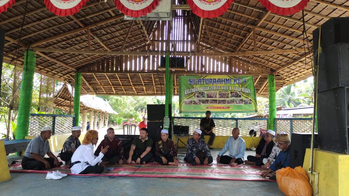 Keluarga Besar Zuriat Datu H Abul Hasan saat melaksanakan silaturahmi akbar di Taman Wisata Pulau Mas HST. Foto: Hidayat/lenterakalimantan.com