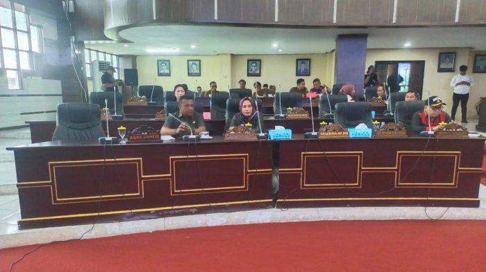 Anggota DPRD Kotabaru menghadiri paripurna