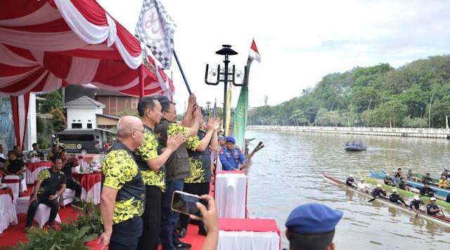 Ketua Dewan Perwakilan Rakyat Daerah (DPRD) Provinsi Kalimantan Selatan (Kalsel) H Supian HK menghadiri lomba jukung baanam dalam rangka peringatan ke 78 Hari Bhayangkara tahun 2024, bertempat di Siring Menara Pandang, Kamis (4/7/2024). Foto: DPRD Kalsel