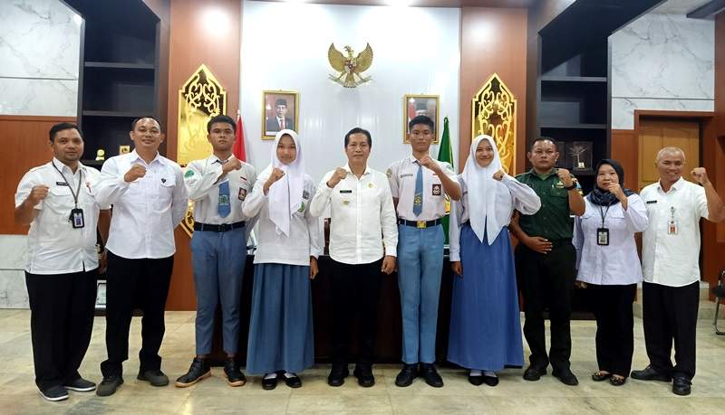 Pj Bupati Barito Utara, Drs. Mukhlis melepas perwakilan Paskibraka Kabupaten barito Utara. Foto: pemkab Barito Utara