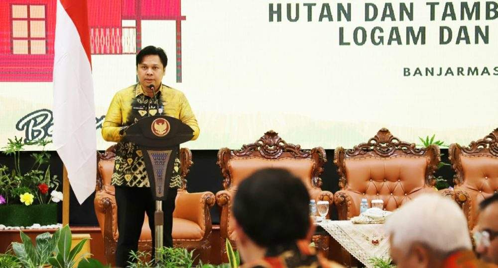 Gubernur Kalsel, H Sahbirin Noor diwakili Sekretaris Daerah Roy Rizali Anwar saat menyampaikan pesan dari Gubernur Kalsel pada agenda Rakor Penataan Perizinan Sektor Tambang yang digelar di Gedung Mahligai Pancasila Banjarmasin, Kamis (27/6/2024)
