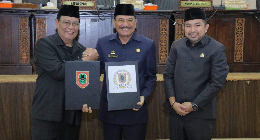 Paman Birin dan Ketua DPRD Kalsel H Supian HK didampingi Wakil Ketua DPRD Dhin usai persetujuan Raperda RPJP menjadi Perda. Foto: Adpim Kalsel