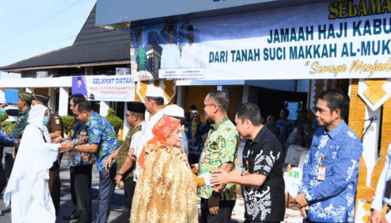 Pj Bupati Barut Drs Mukhlis saat menyambut keepulangan jamaah haji. Foto: Pemkab Banjar
