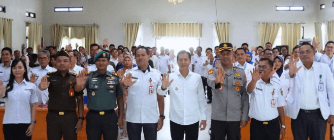 lenterakalimantan.com, MUARA TEWEH - Pj bupati Barito Utara Drs Muhlis didampingi Pj Ketua PKK, Marsiana Muhlis, Asisten Bidang Ekonomi Dan Pembangunan Setda, Gazzali, unsur Kepala Perangkat Daerah, beserta unsur Forkompinda setempat membuka secara resmi kegiatan rembuk stunting tahun 2024 yang dilaksanakan di Aula Bapedda Litbang, Muara Teweh, Rabu (26/6/2024). Foto: Pemkab Barut